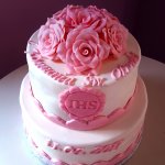 tort komunijny z pastelowymi rozami